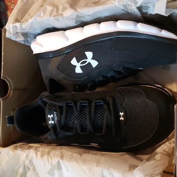 UNDER Armour Asset Sneakers size 6Y
